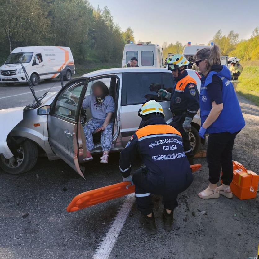 Фото Cпасатели Усть-Катава пришли на помощь пострадавшим в ДТП на трассе М-5