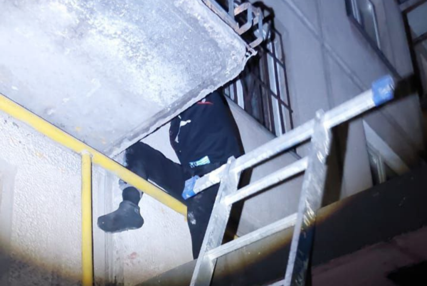 Фото Чудом уцелел: мужчина застрял ногой между стеной и трубой при падении с балкона
