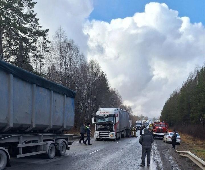 Фото Один водитель погиб в результате столкновения трех грузовиков на М-5 в Ашинском районе (ВИДЕО)