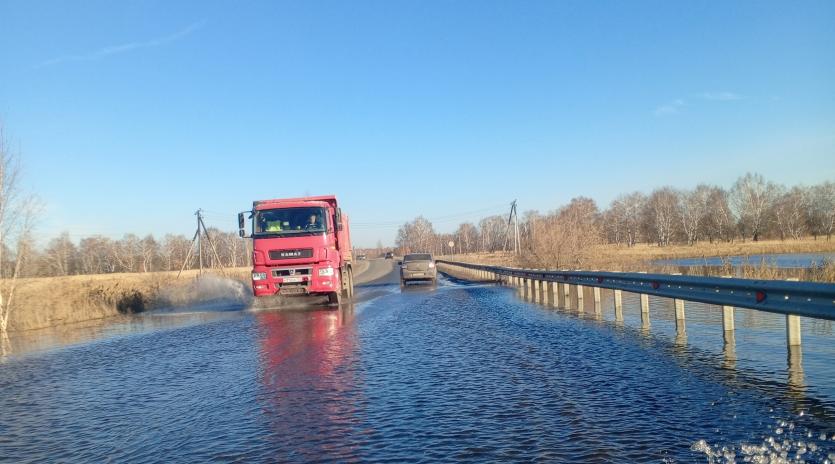 Фото По дороге под Еткулем разлилась река, жители боятся гололеда