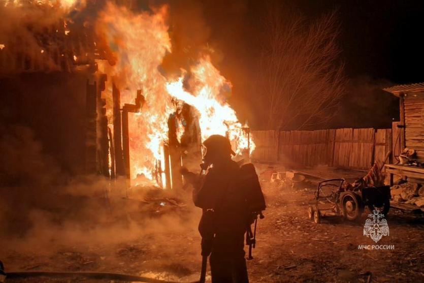 Фото В Кыштыме в ночном пожаре погиб мужчина 