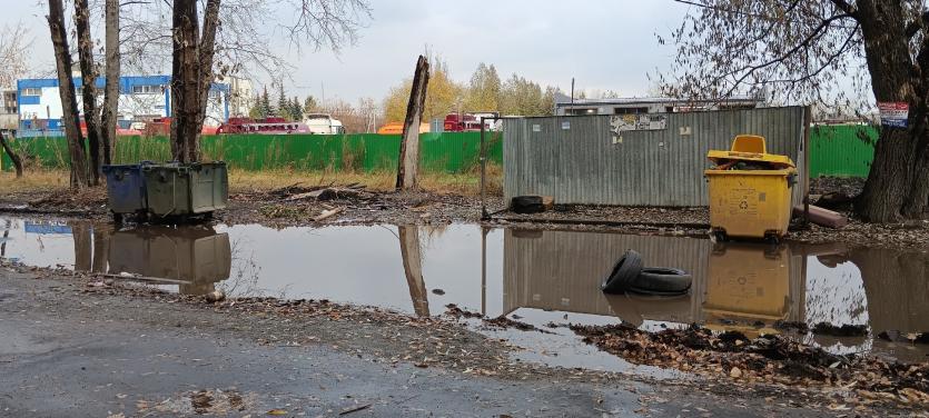 Фото В Челябинске у мусорных баков на улице Трубников с лета разливалось грязное море