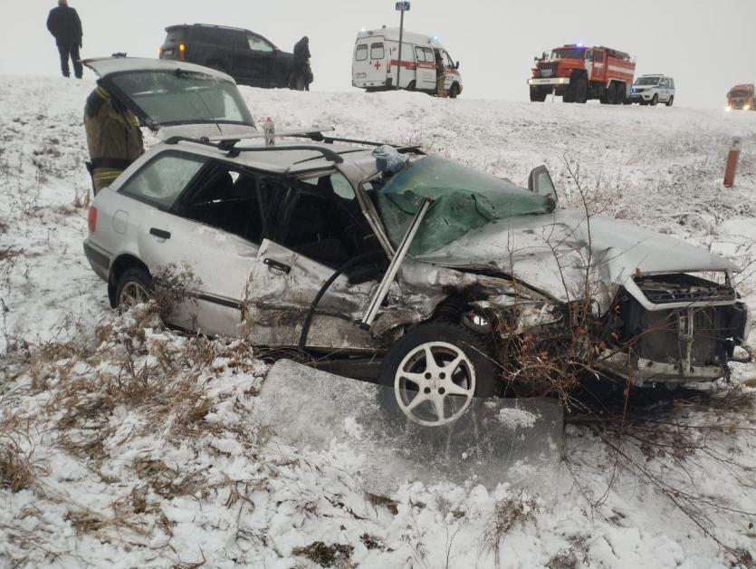 Фото Легковушка всмятку: в ДТП в Троицком районе пострадали два человека