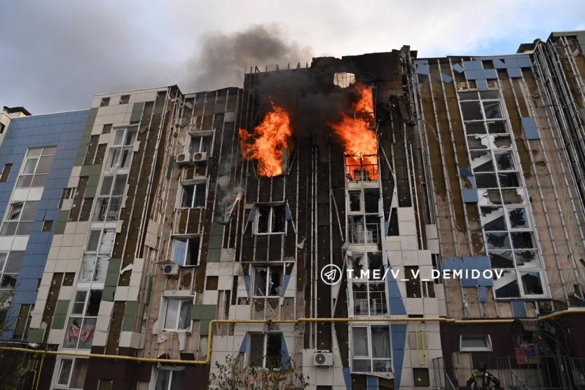 Фото ВСУ атаковал многоквартирный дом в Белгороде, горят три квартиры, есть раненые (ВИДЕО)