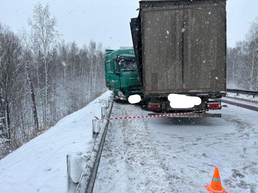 Фото В столкновении двух большегрузов на трассе вблизи Златоуста пострадал мужчина