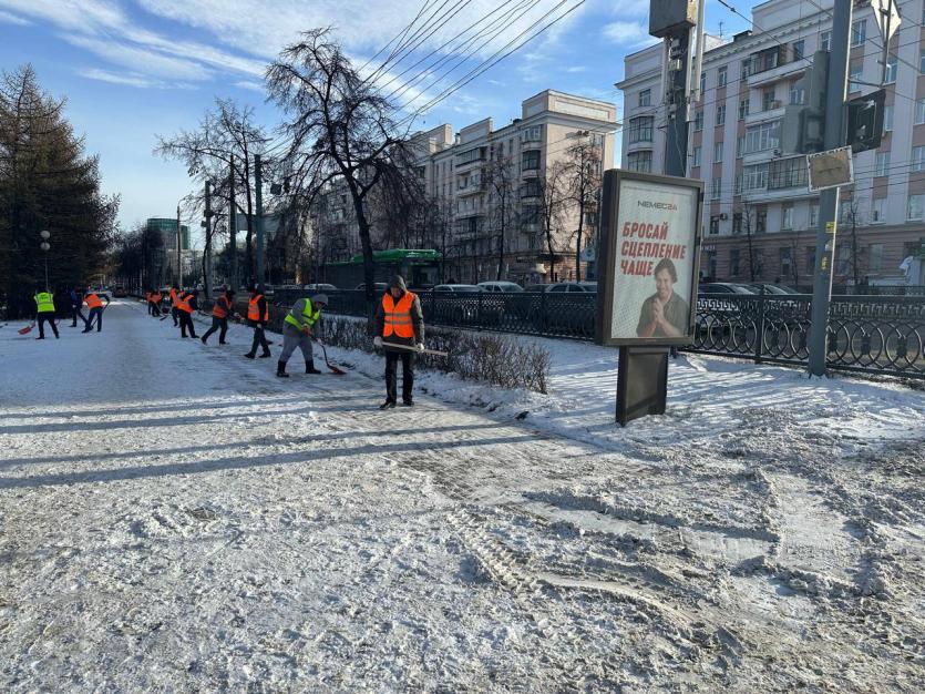 Фото В Челябинске на уборку тротуаров от снега вышли дополнительные бригады