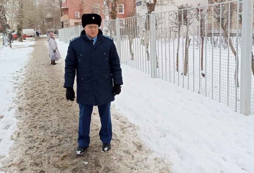 Фото В Металлургическом районе Челябинска прокурор обнаружил снежные валы и колейность