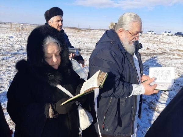 Фото На въезде в село Каратабан установили и освятили новый поклонный крест