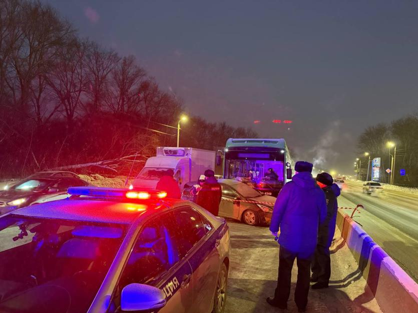 Фото В Челябинске в столкновении с пассажирским автобусом погиб водитель легковушки