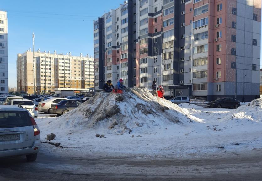 Фото В челябинском микрорайоне Чурилово гора грязного снега стала для детей аттракционом