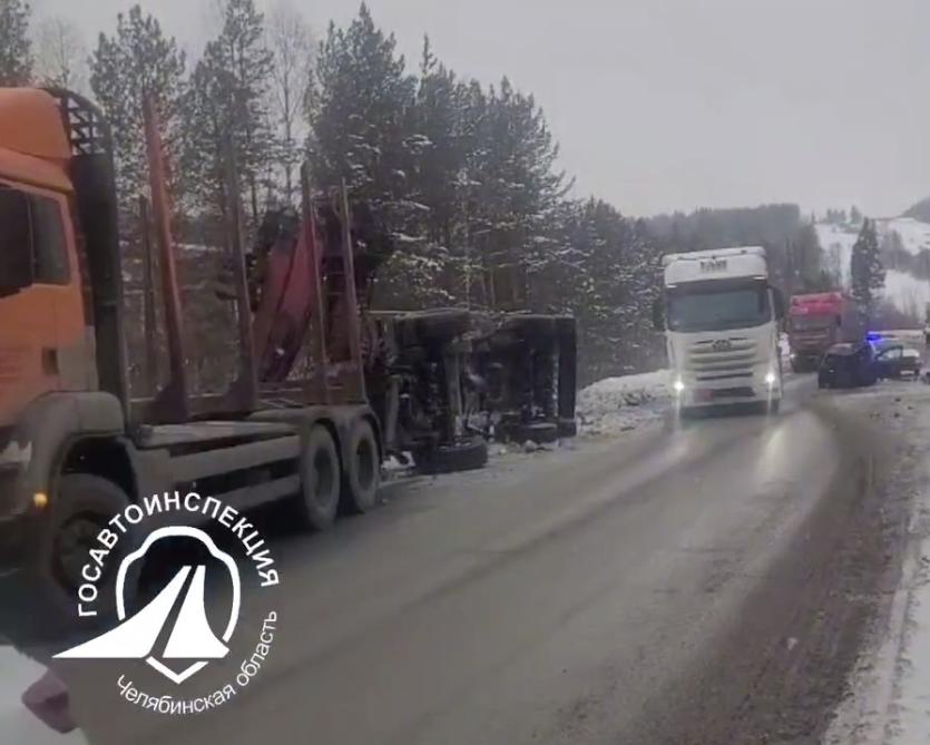 Фото В Ашинском районе в столкновении легковушки с прицепом грузовика пострадали три человека