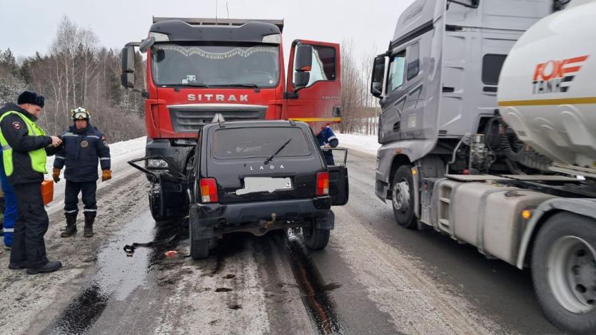 Фото На трассе М-5 под Усть-Катавом «Нива» впечаталась в грузовик: водитель погиб, пассажир в больнице