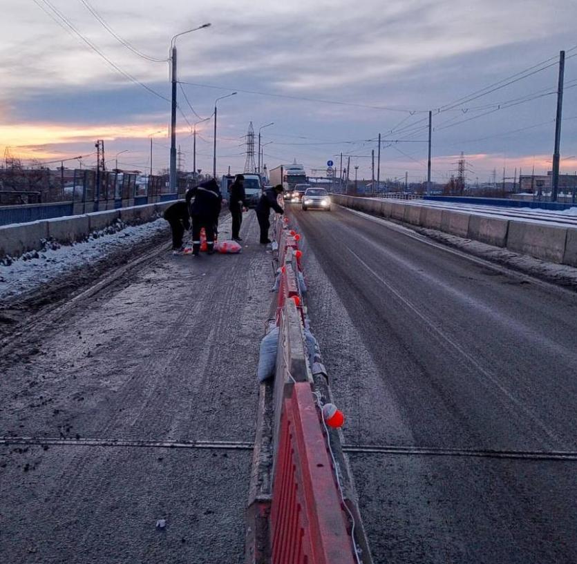 Фото В Челябинске временно ограничили движение по путепроводу в районе Коксохима