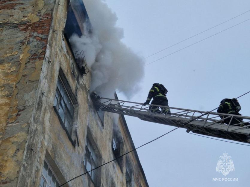 Фото В Златоусте горит дом по улице Бушуева