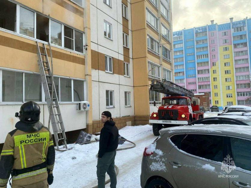 Фото Папа сиганул с балкона: пожар в Челябинске едва не привел к трагедии 