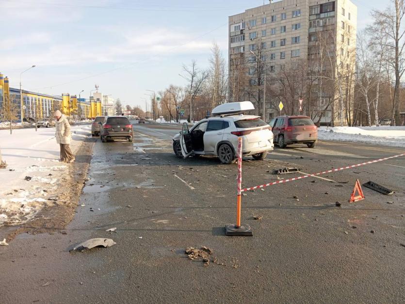 Фото В Челябинске в массовой аварии на Дарвина пострадали двое детей