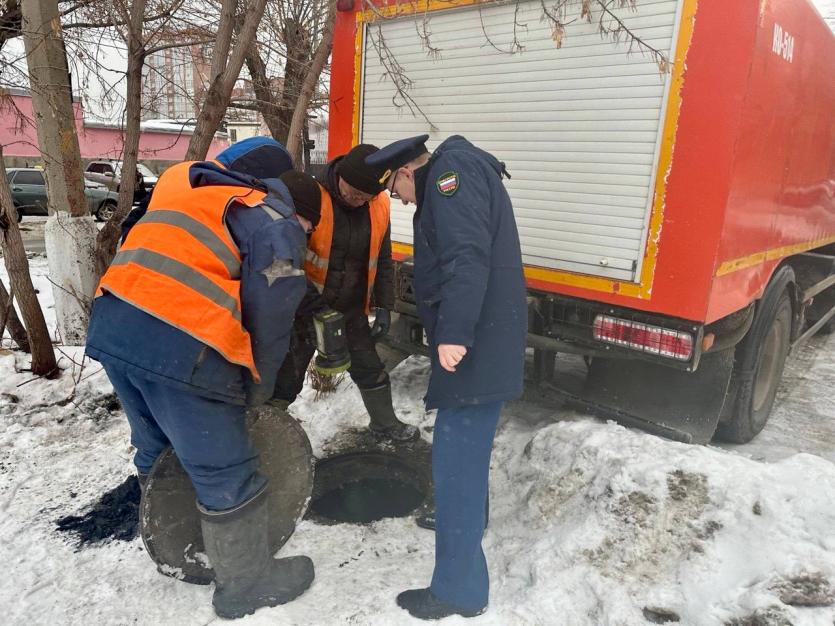 Фото Челябинцев из дома на улице Смирных избавили от канализационной вони