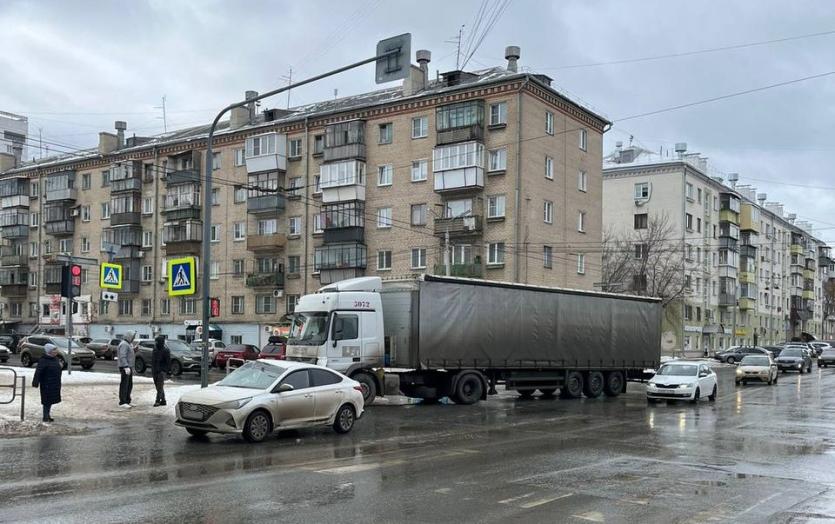 Фото В Челябинске столкнулись иномарка и грузовой тягач, пострадали трое