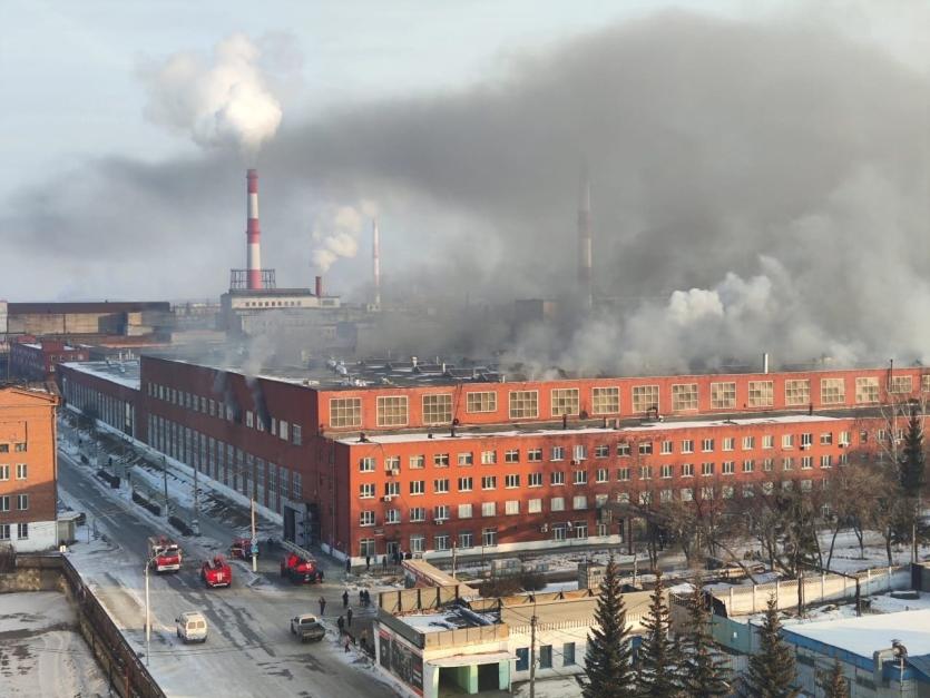 Фото На миасском автозаводе «Урал» произошел пожар, потребовалась эвакуация