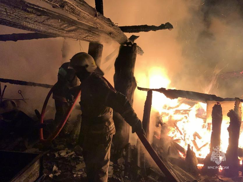 Фото В селе Каслинского района вспыхнули дом и хозпостройки, возникла угроза распространения огня