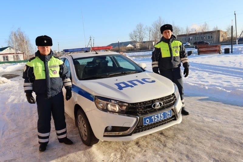 Фото Госавтоинспекторы из Чесмы помогли водителю микроавтобуса в аварийной ситуации