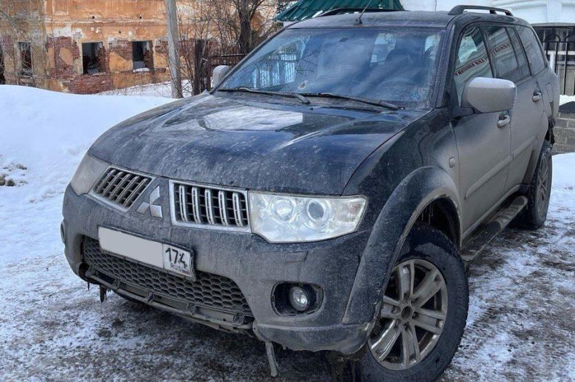 Фото Грохнулся в обморок, чтобы не отдавать авто: златоустовец попытался обмануть приставов