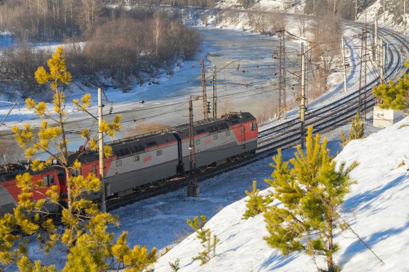 Фото На Южно-Уральской железной дороге оренбуржец на легковушке столкнулся с грузовым поездом