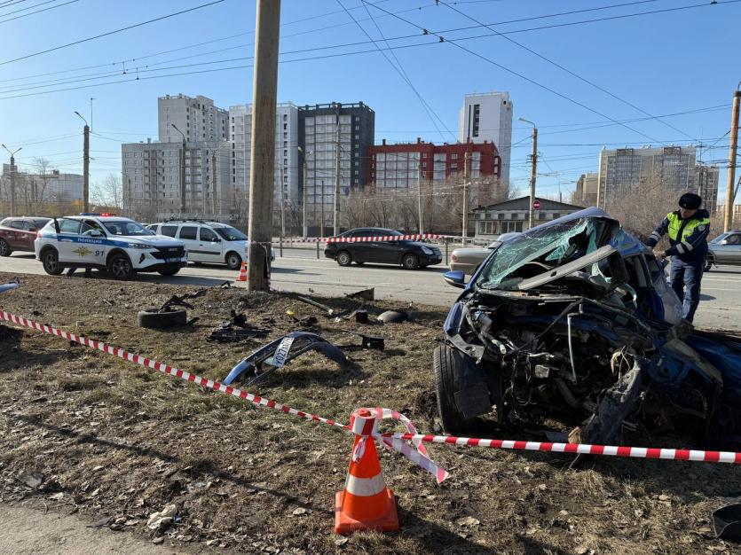 Фото В Челябинске иномарка влетела в электроопору: водитель погиб, пассажир в больнице