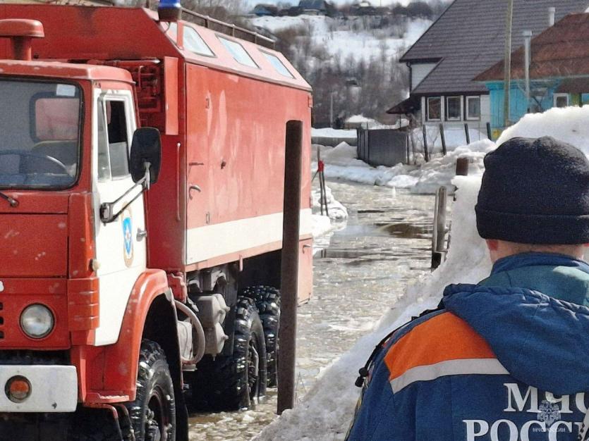 Фото Сотрудники МЧС продолжают помогать пострадавшим от подтоплений жителям Аши