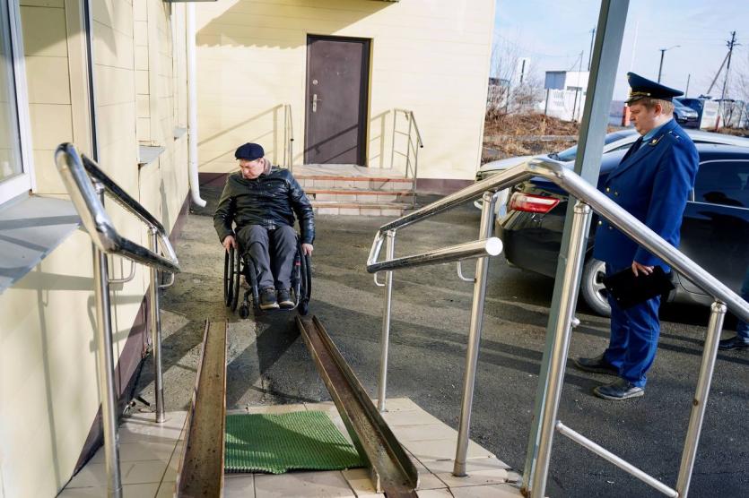 Фото В посёлке под Челябинском поликлиника оказалась недоступна для людей с инвалидностью