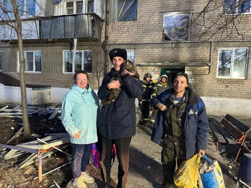 Фото В Красногорском полицейский спас кота из пятиэтажки, где взорвался газ