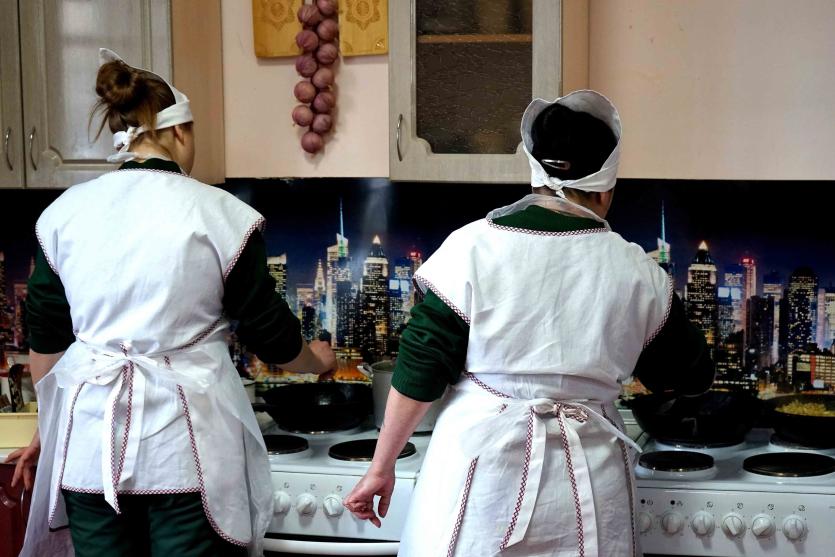 Фото Осужденные женщины пятой колонии Челябинска учатся шить, кроить и печь