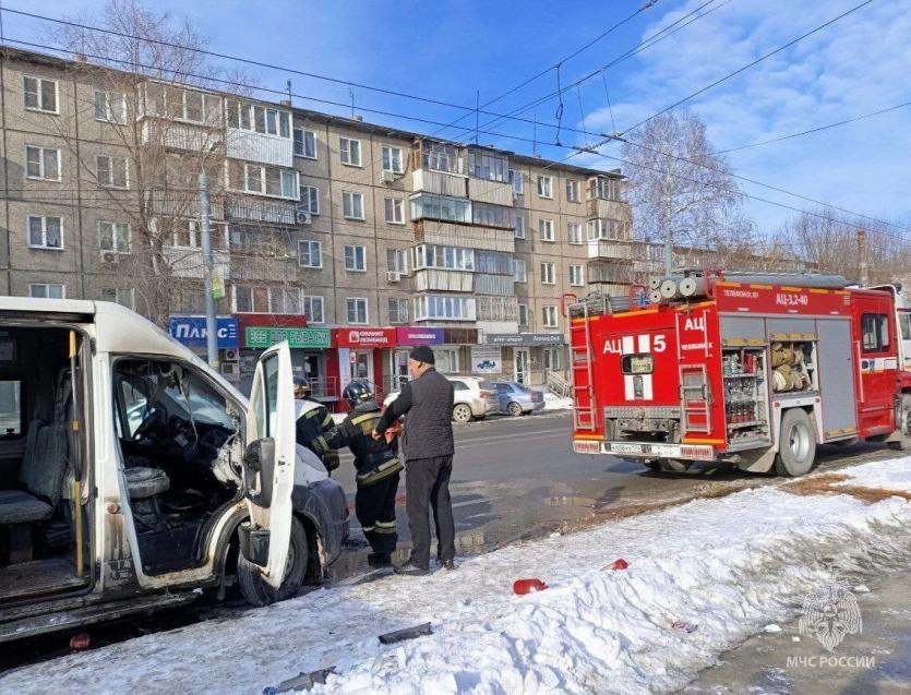 Фото В Челябинске загорелась маршрутка с пассажирами