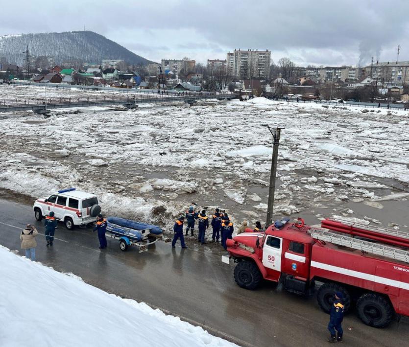 Фото На реке Сим в Ашинском районе пытаются ликвидировать затор