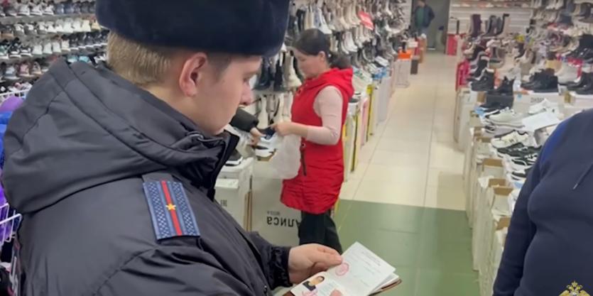 Фото В Златоусте полицейские проверили точки притяжения иностранцев