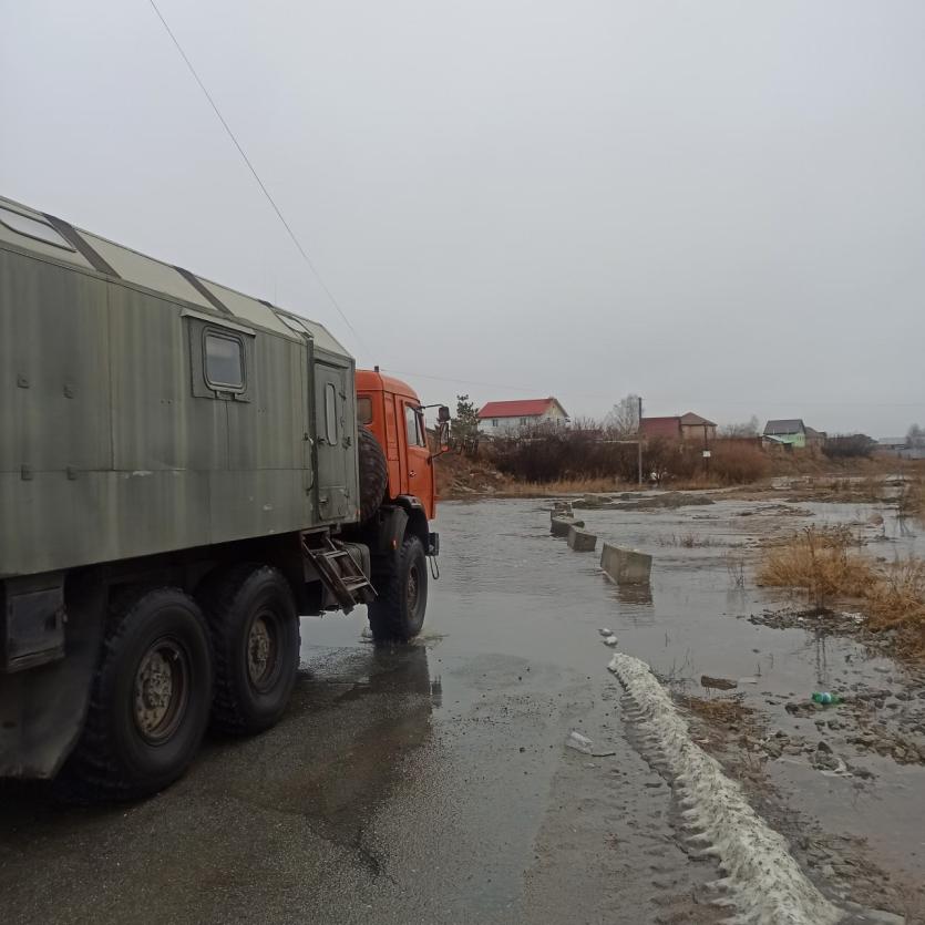 Фото В Челябинской области «большая вода» разделила посёлок надвое: затоплен мост в Есаульском