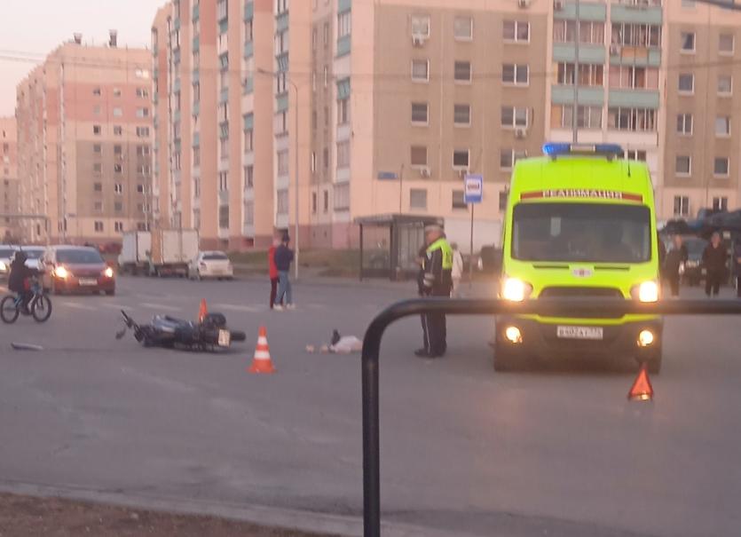 Фото  В Челябинске мотоциклист и женщина-пассажир пострадали в столкновении с легковушкой