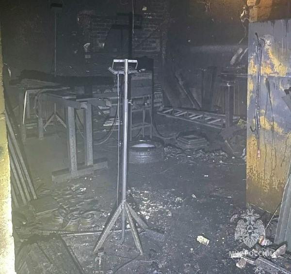 Фото В Челябинске вспыхнул цех художественной ковки металла