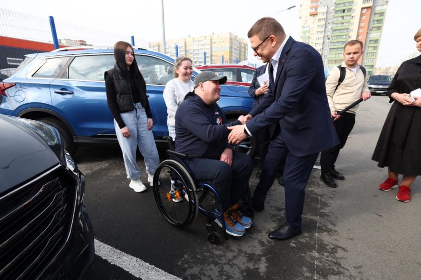 Фото Получившим тяжелые ранения в зоне СВО южноуральцам подарили машины с ручным управлением