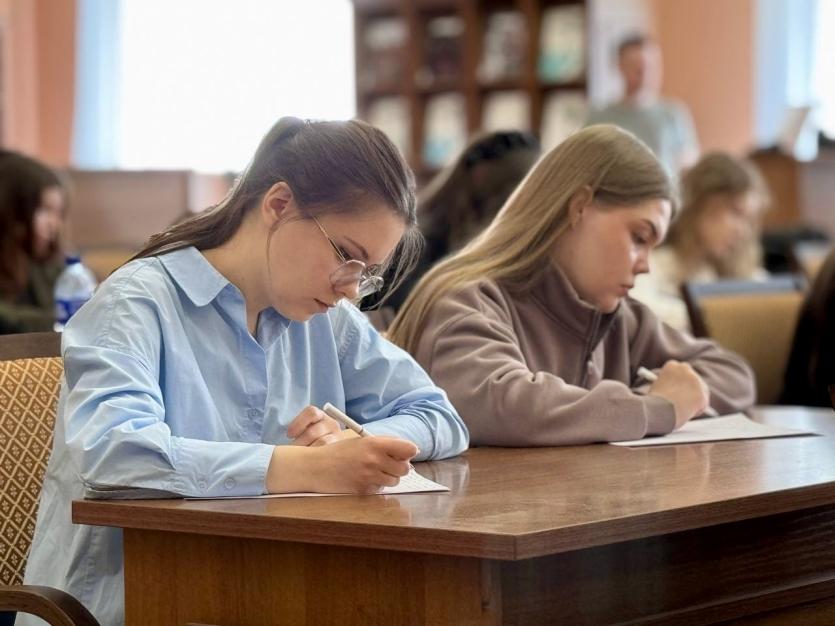 Фото Оперный артист, Гоголь и нотариат: в Челябинске прошёл необычный диктант о завещаниях