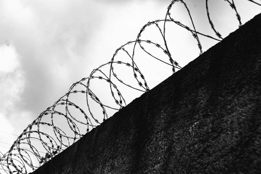 Фото В челябинском аэропорту Курчатова транспортные полицейские задержали орчанина, объявленного в федеральный розыск