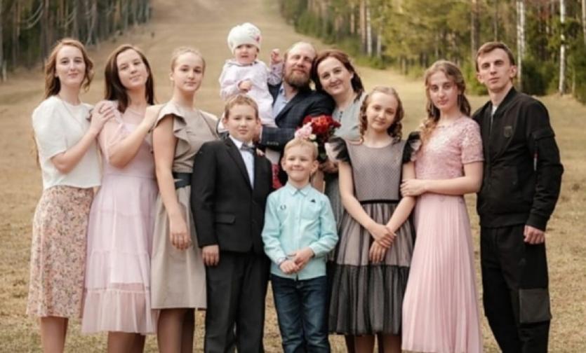 Фото Девять детей: Владимир Путин наградил священника из Златоуста и его супругу орденом «Родительская слава»