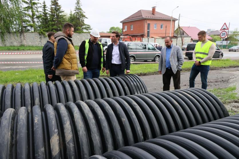 Фото В Челябинске меняют аварийные коллекторы на улицах Куйбышева и Братьев Кашириных