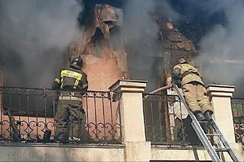 Фото В саду Аргаяшского района вспыхнули два дома и надворные постройки