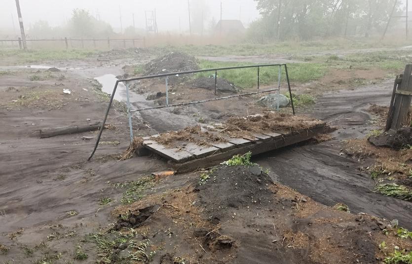 Фото Село Ларино в Уйском районе находится во власти мокрой грязи