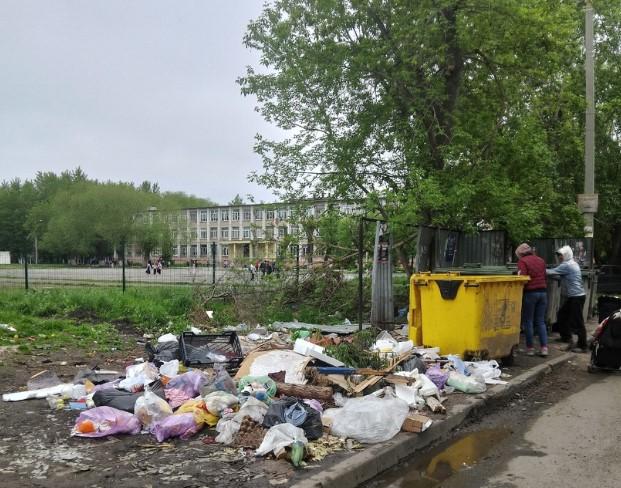 Фото Челябинцы пожаловались на свалку отходов возле контейнерной площадки