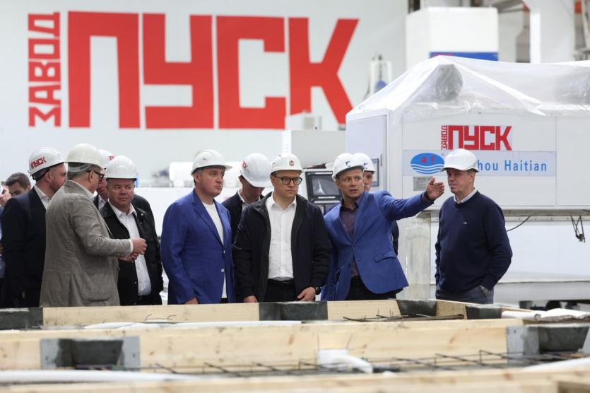 Фото Алексей Текслер положительно оценил работу новых производств и спортобъектов в Миассе