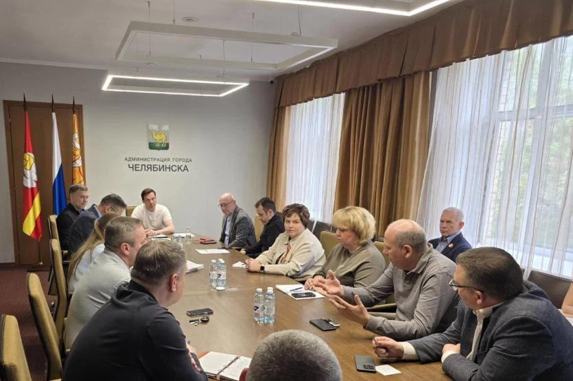 Фото Заросшие газоны возмутили мэра Челябинска Алексея Лошкина