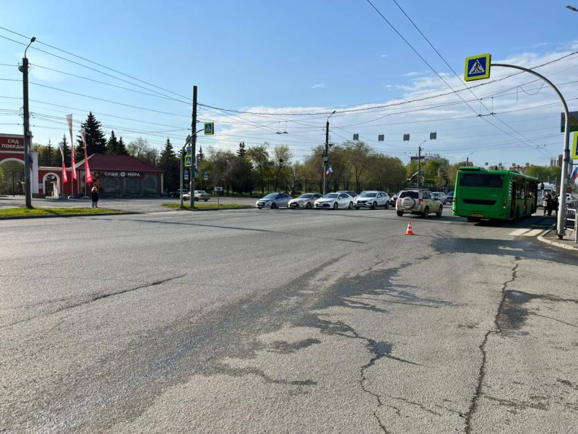 Фото В Челябинске пешеходы попали под колёса автобуса