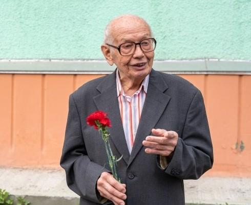 Фото Алексей Текслер поздравил снежинца Юрия Дикова с присвоением звания «Герой Труда»